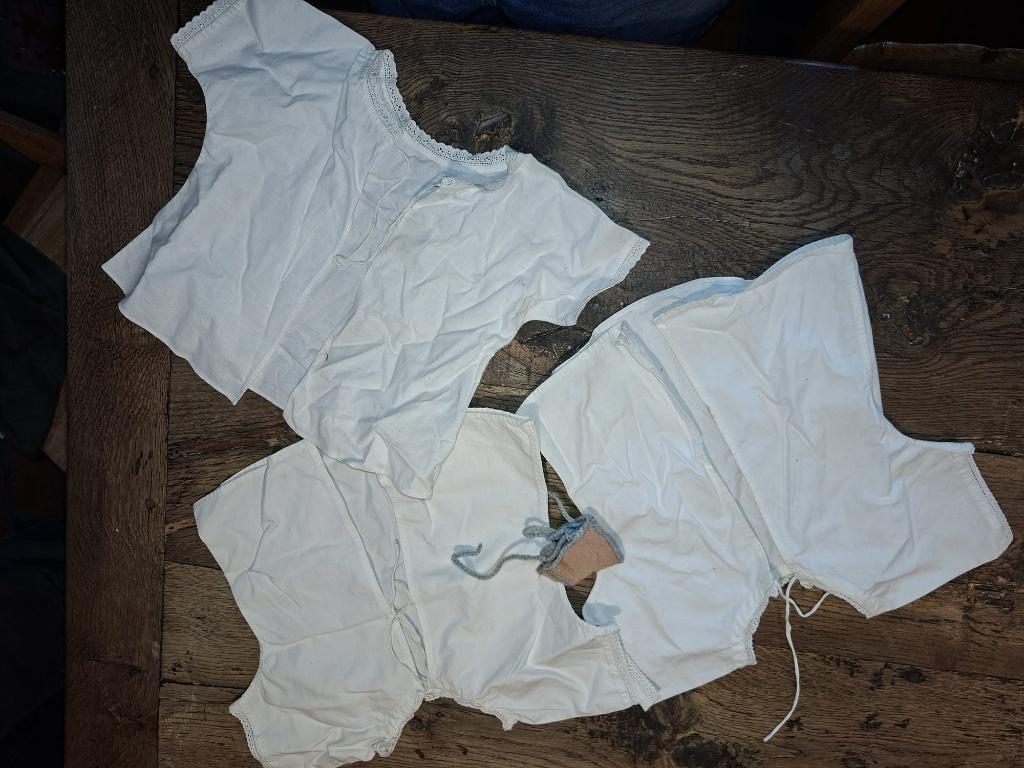 3 oude poppen hemdjes en mutsje, jaren 1940, Antiek en Kunst, Ophalen of Verzenden