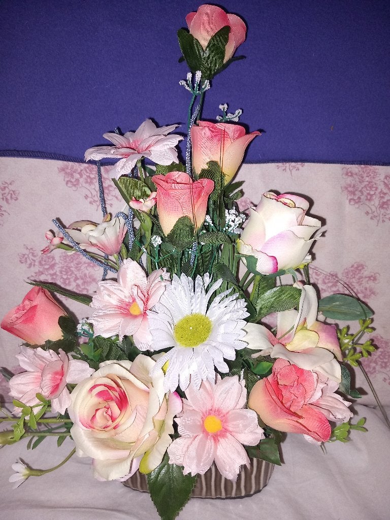 kunst bloemstuk opgemaakt in een bakje hg 45 cm  br 25 cm, Inclusief kunstbloemen, Roze, 45 cm, Overige materialen