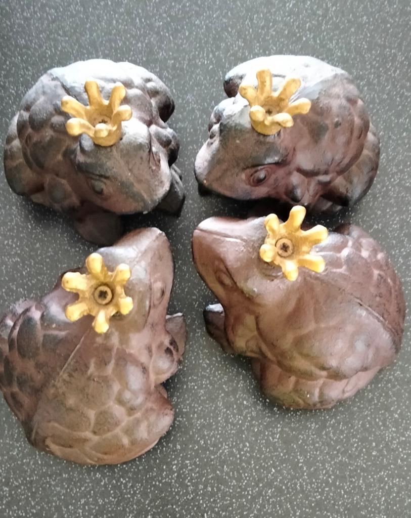 4x zware gietijzeren koning Kikkers - Decoratieve Beeldjes, Verzamelen, Dierenverzamelingen, Ophalen of Verzenden, Zo goed als nieuw
