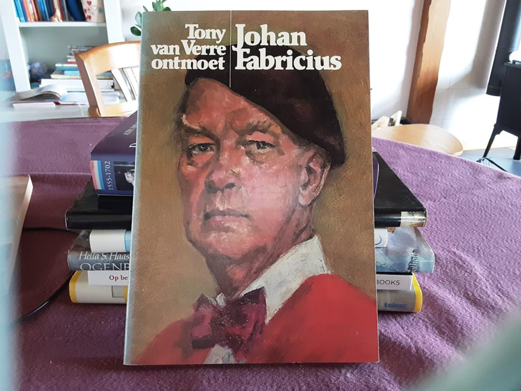 Tony van Verre ontmoet Johan Fabricius - Boek, Boeken, Literatuur, Gelezen, Nederland, Ophalen of Verzenden