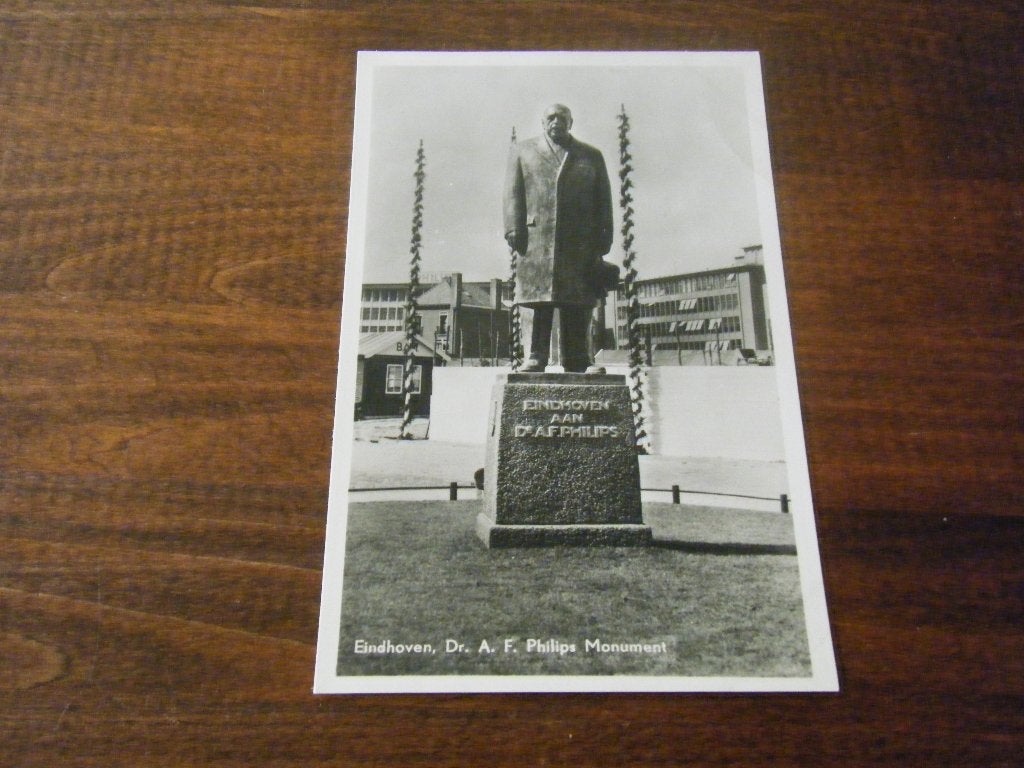 V31 - Eindhoven - Beeld Philips - Mooi/Oud, Verzamelen, Ansichtkaarten | Nederland, Noord-Brabant, 1940 tot 1960, Ophalen of Verzenden