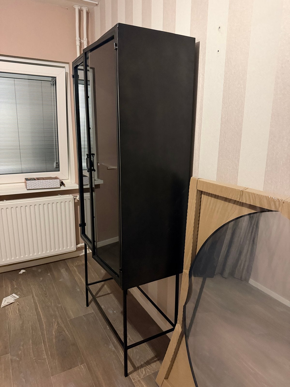 Zwarte vitrinekast met glazen deuren nieuw, Huis en Inrichting, Nieuw, Metaal, 150 tot 200 cm, 25 tot 50 cm