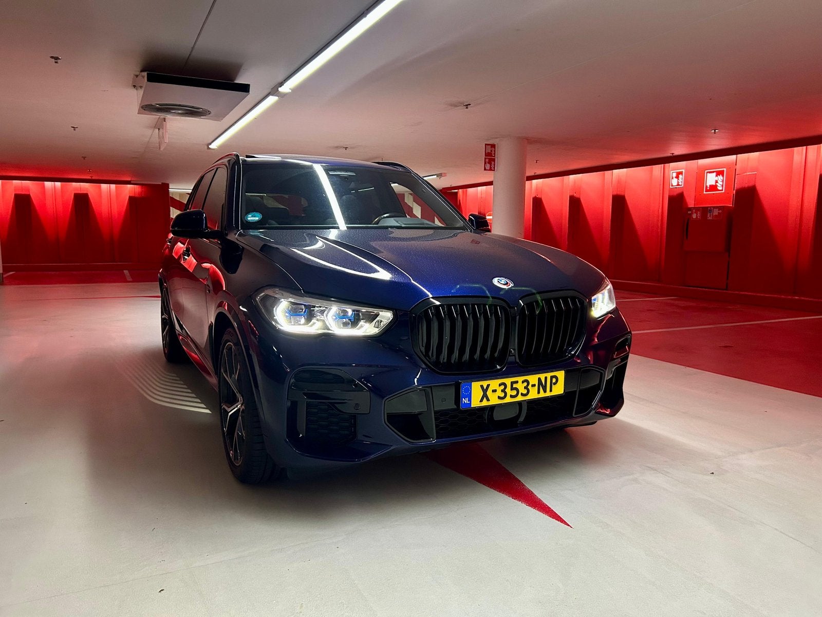 Bmw x5 45e m sport Pano/Laser Led/ Elektr. Wegkl. Trekhaak, Auto's, Dealer onderhouden, Navigatiesysteem, Blauw, 2410 kg