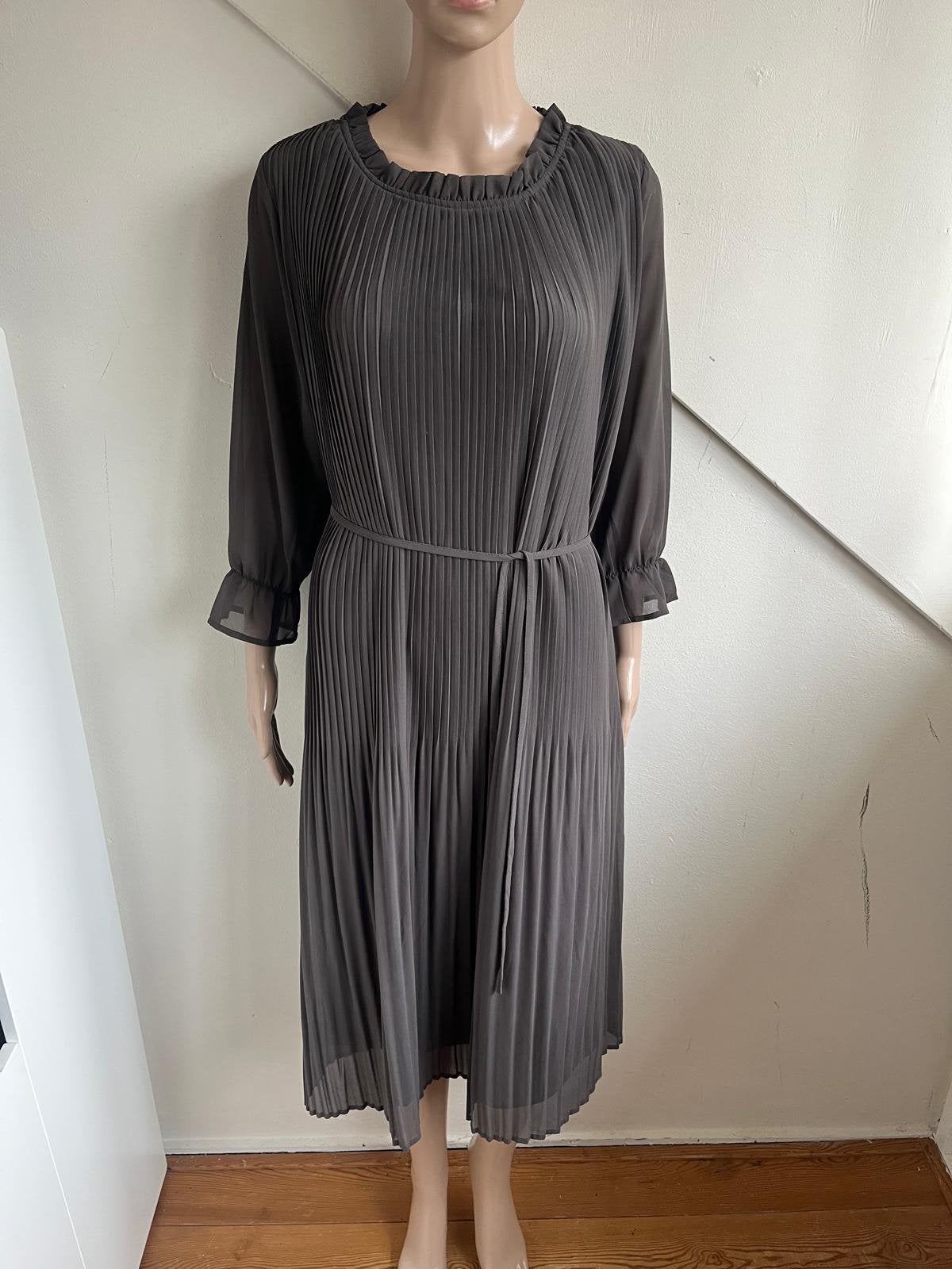 JcSophie jurk **NIEUW maat 40/42 grijs plissé riem, Kleding | Dames, Jurken, Maat 42/44 (L), Nieuw, Ophalen of Verzenden, Grijs