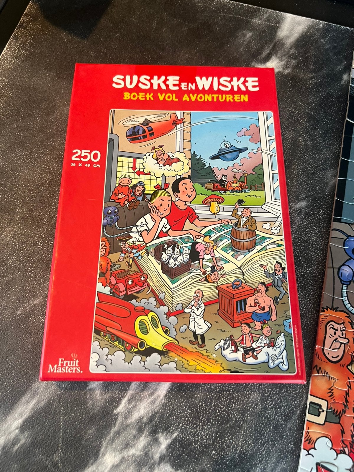 Suske en wiske puzzel 250 stukjes een boek vol avonturen, Ophalen of Verzenden, Minder dan 500 stukjes, Zo goed als nieuw