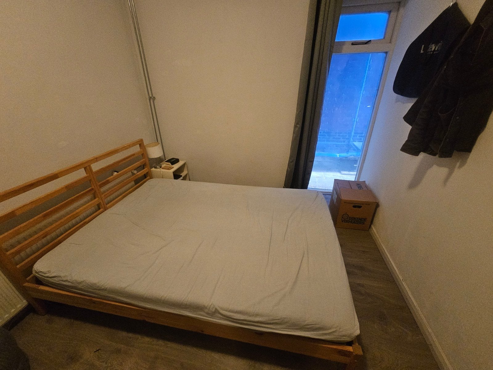 IKEA TARVA bedframe 140x200 met matras en lattenbodem, Bruin, Tweepersoons, Zo goed als nieuw, 200 cm
