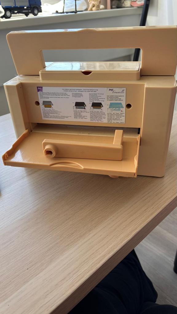 Joy! Trouville Embossing- en Snijmachine A4, Geschikt voor snijden, Gebruikt, Beige, Ophalen of Verzenden