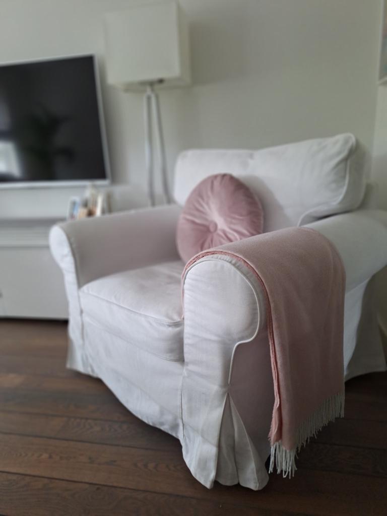 Mooie witte (of beige) stoffen fauteuil IKEA, in prima staat, Huis en Inrichting, Fauteuils, Ophalen, 75 tot 100 cm, Zo goed als nieuw