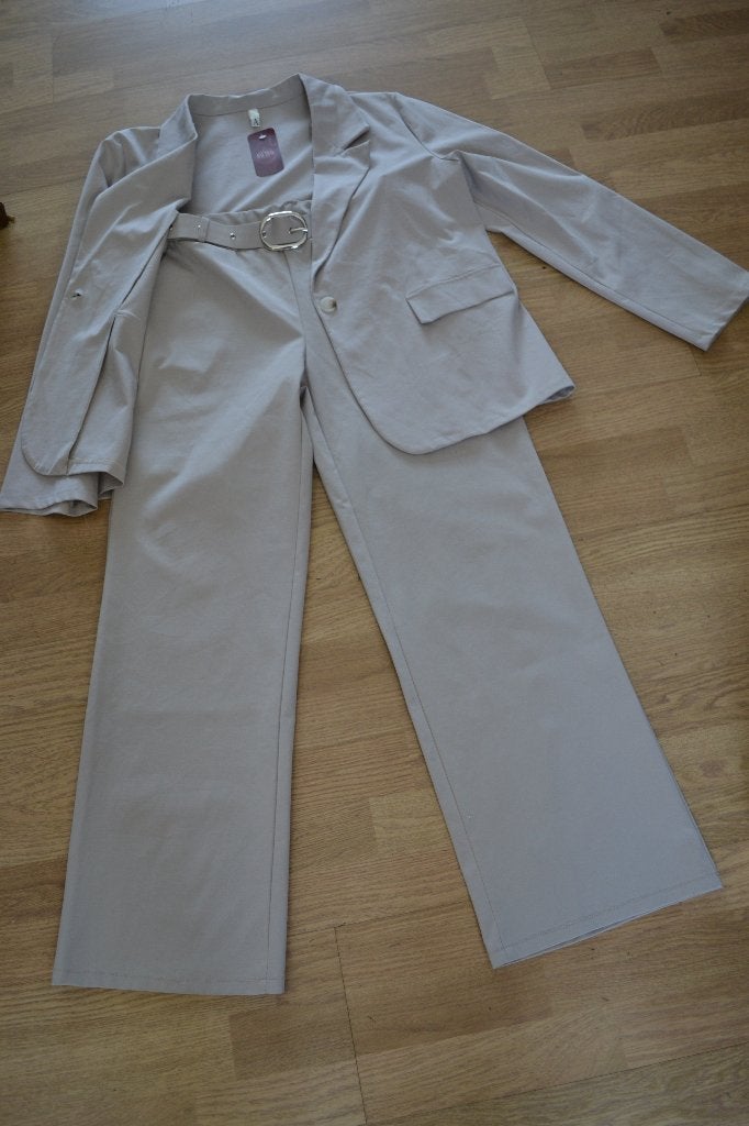 Broekpak nieuw maat 44, Kleding | Dames, Kostuum of Pak, Beige, Maat 42/44 (L), Nieuw