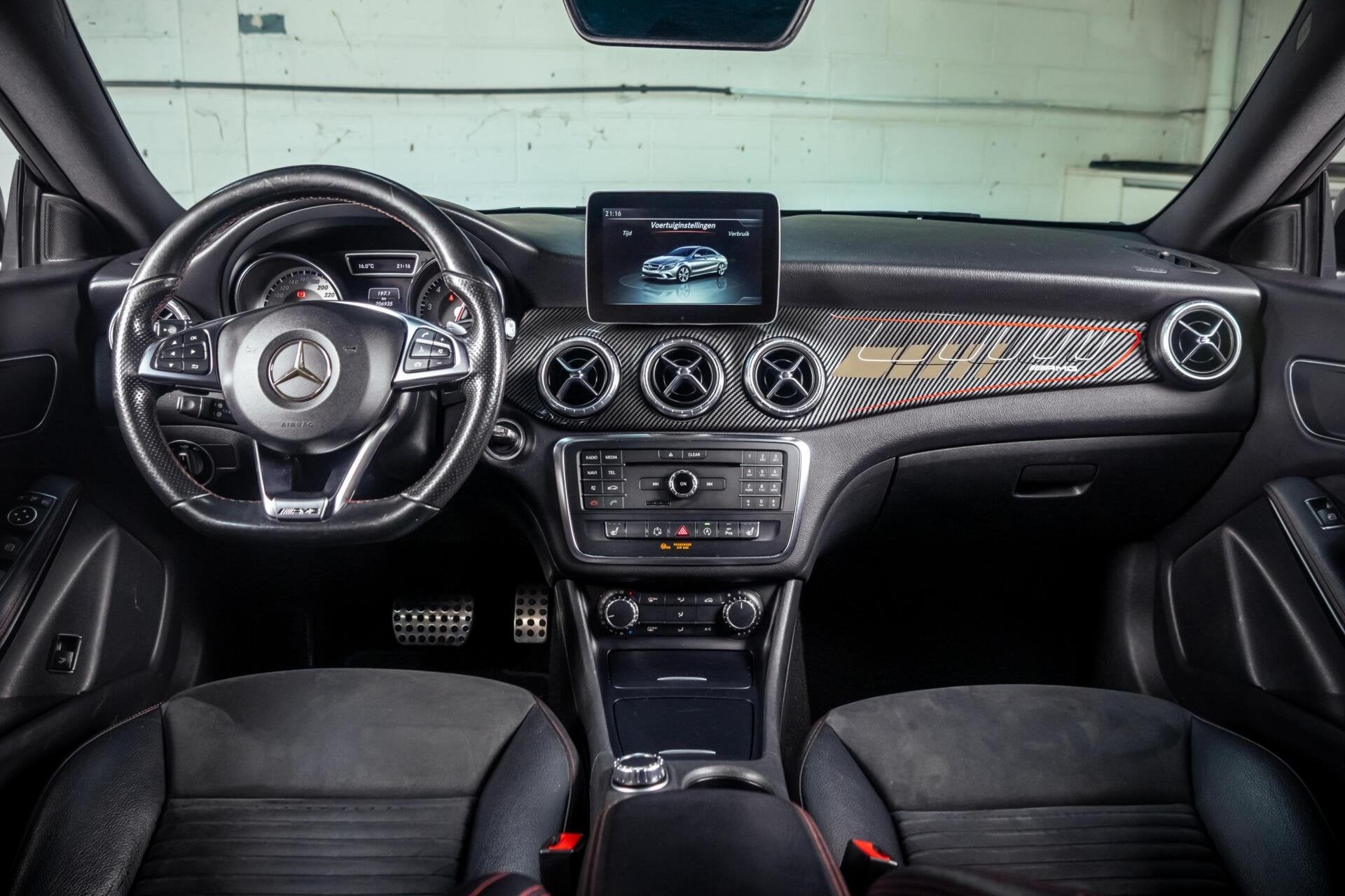 Mercedes CLA-klasse 180 AMG|Camera|Stoelverwarming|Xenon|19", Auto's, Gebruikt, Euro 6, 4 cilinders, 715 kg