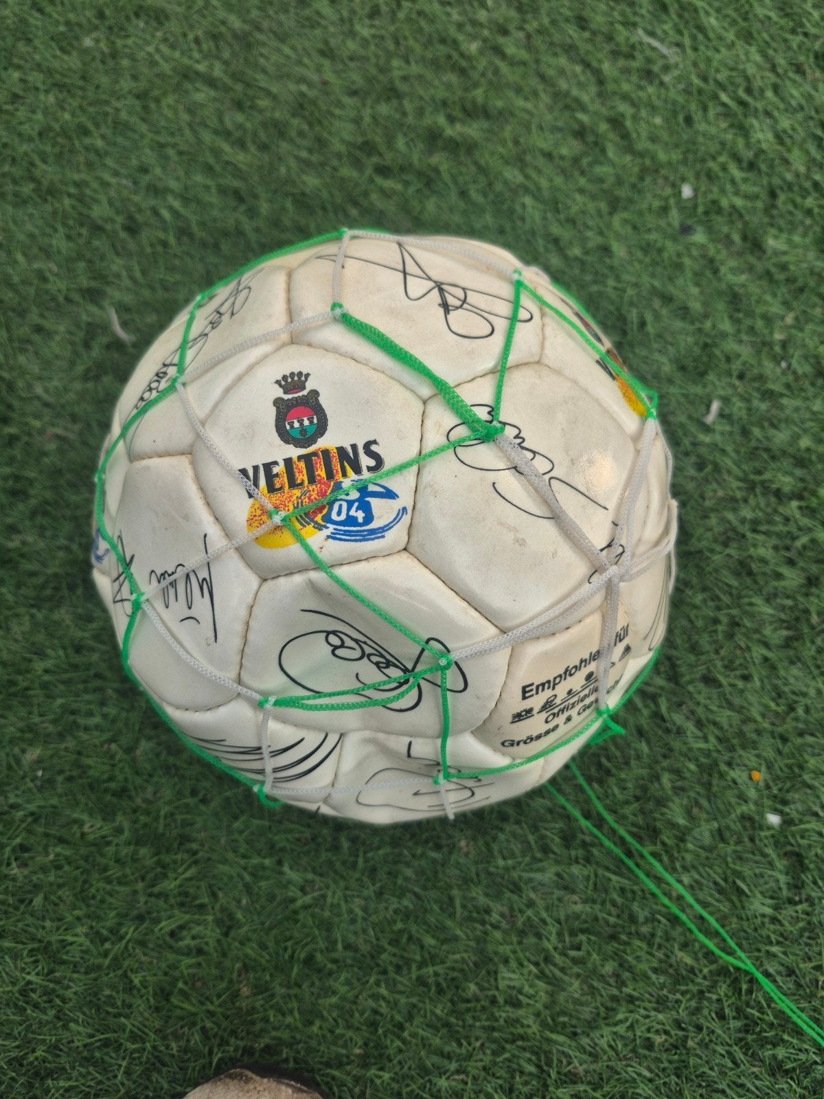 Gesigneerde Veltins 04 Voetbal met Handtekeningen, Ophalen of Verzenden, Gebruikt, Bal
