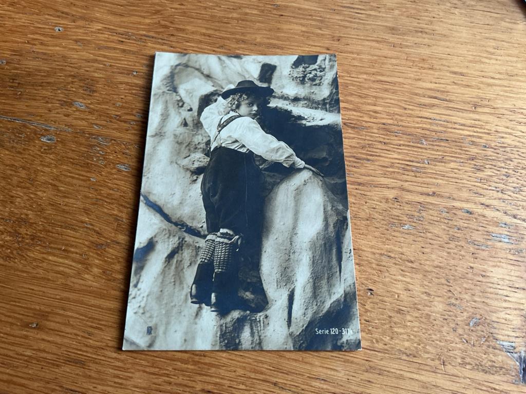 H163 jongetje bergbeklimmen, Ophalen of Verzenden, Voor 1920, Kinderen