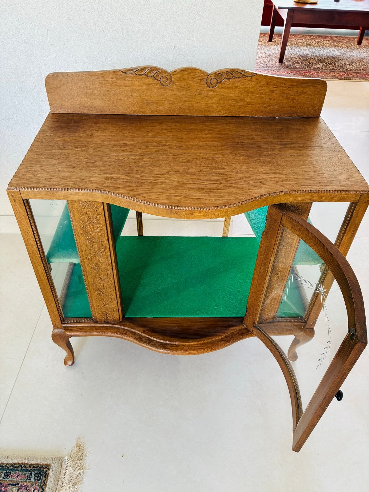 Antieke Vitrinekast met Groene Bekleding, Ophalen