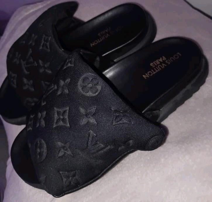 zwarte logo dames slippers van stof met klittenband maat 37, Slippers, Zwart, Nieuw, Ophalen of Verzenden
