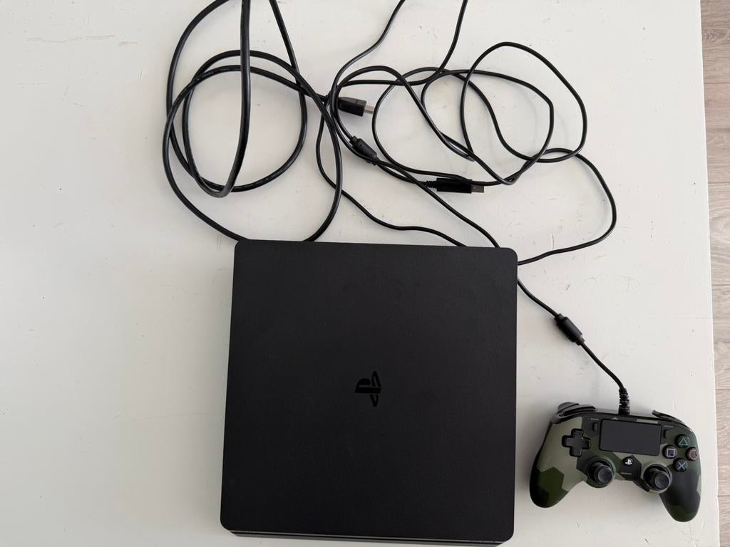 Playstaion 4 slim inclusief joystick, Spelcomputers en Games, 500 GB, Ophalen of Verzenden, Zo goed als nieuw, Met 1 controller