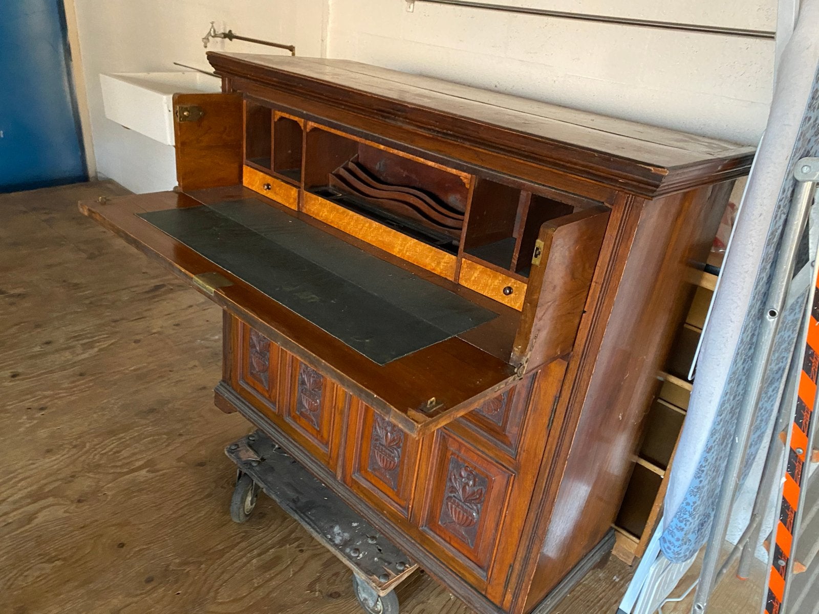 Antiek houten secretaire met sierlijk houtsnijwerk, Ophalen