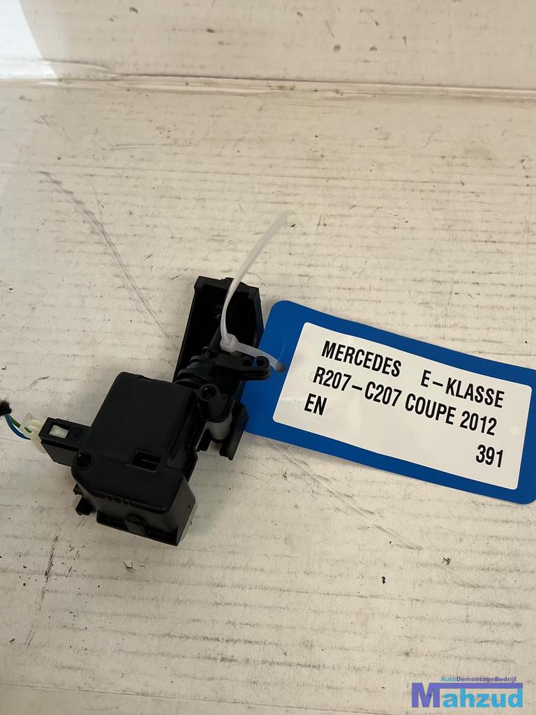 MERCEDES E klasse C207 tankklep vergrendeling 2009-2016 a204, Auto-onderdelen, Gebruikt, Mercedes-Benz AG, Mercedes-Benz, Ophalen of Verzenden