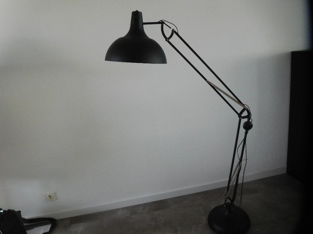 vloerlamp ==  staande lamp  zwart metaal ==, Huis en Inrichting, Lampen | Vloerlampen, Ophalen, Zo goed als nieuw, Metaal, 150 tot 200 cm