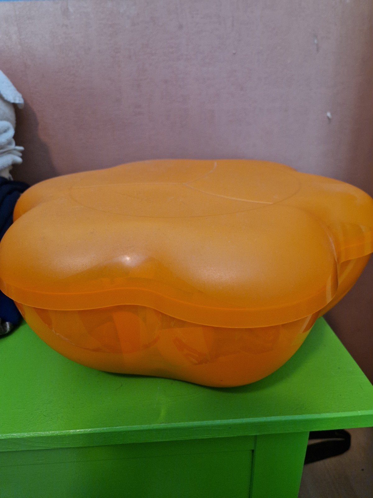 Tupperware schaal 5,6 liter met deksel en speelgoed, Ophalen of Verzenden, Gebruikt