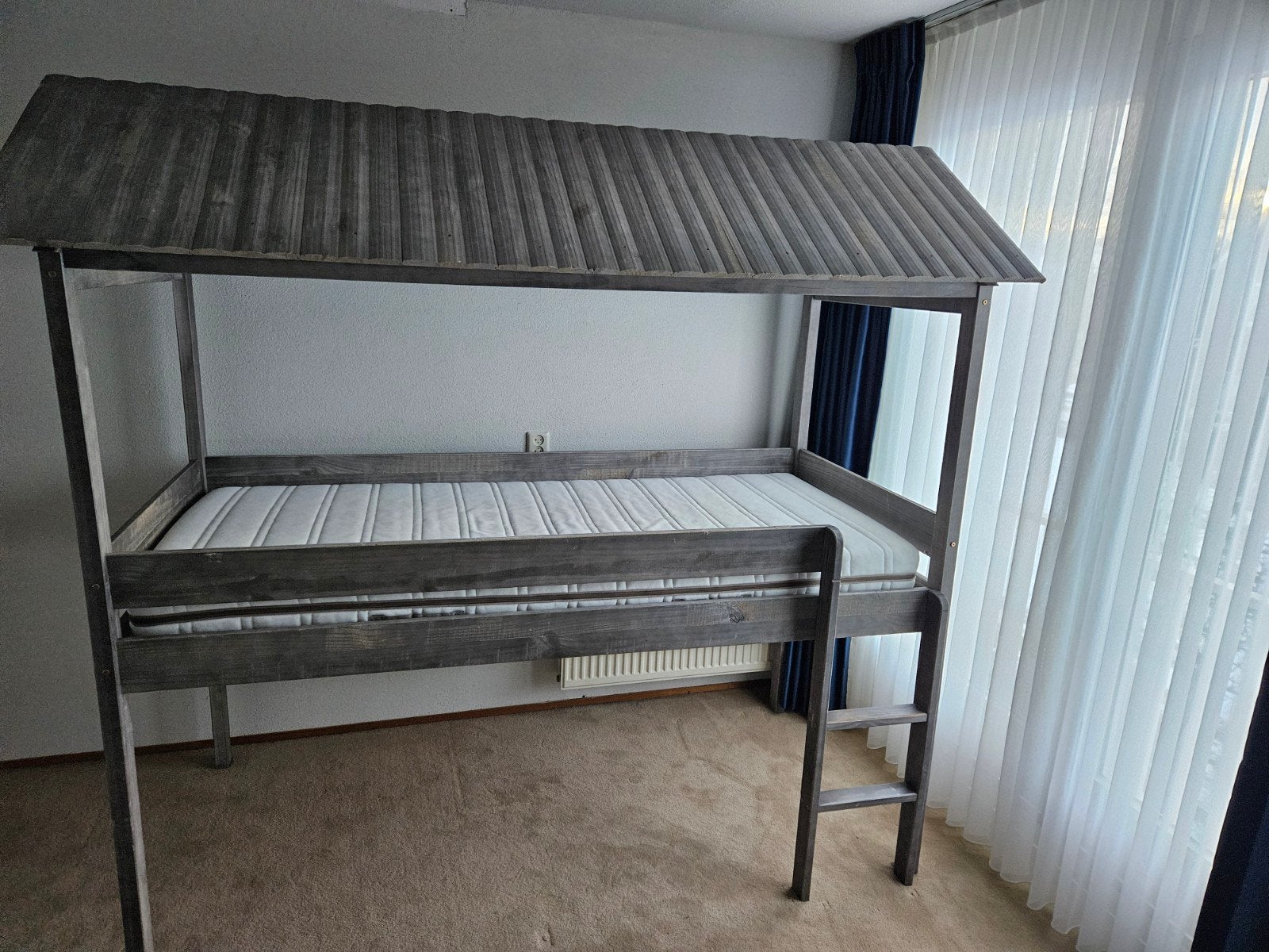 Uniek huisbed/hoogslaper met dak - Grijs hout, Ophalen, Gebruikt, Hoogslaper, Eenpersoons