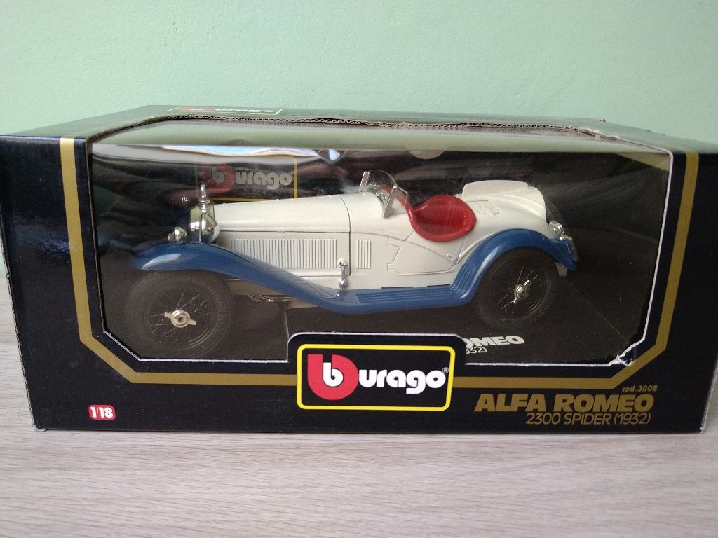 Alfa Romeo 2300 Spider 1932 Wit Blauw Bburago OVP, Hobby en Vrije tijd, Modelauto's | 1:18, Ophalen of Verzenden, Zo goed als nieuw