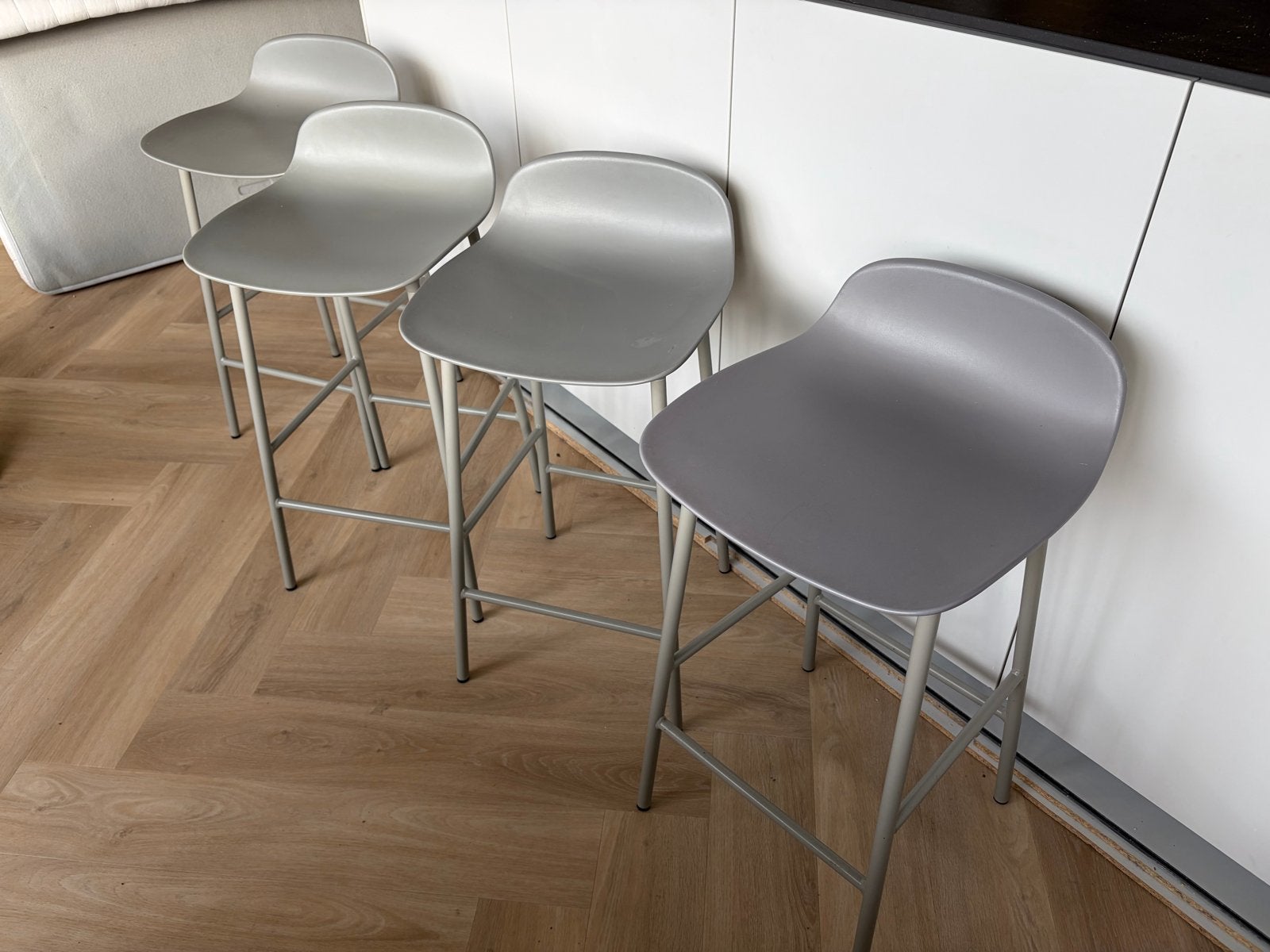 4x Normann Copenhagen Form barkrukken warmgrijs 65cm, Ophalen, Kunststof, Gebruikt, Met voetsteun
