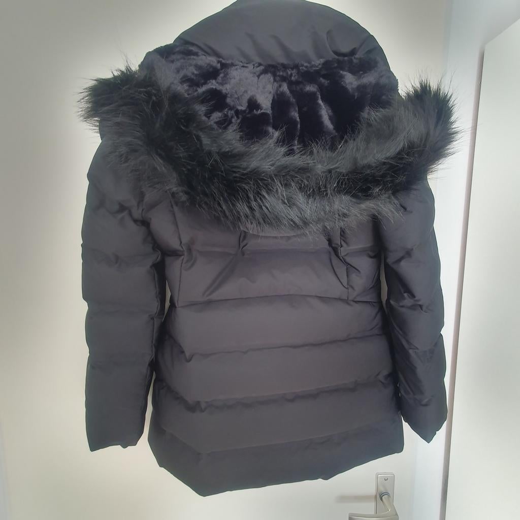 Zwarte winterjas maat M met capuchon en bontkraag, Kleding | Dames, Jassen | Winter, Ophalen of Verzenden, Zo goed als nieuw, Zwart