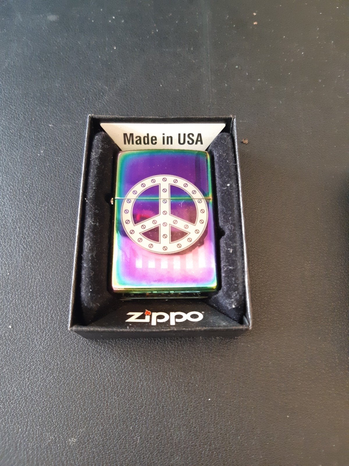 Zippo aansteker met regenboogkleuren en vredesteken, Verzamelen, Info@zippo.com, 33 Barbour Street, Bradford, PA 16701, USA, Ophalen of Verzenden