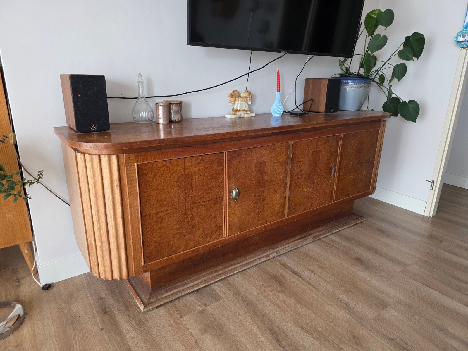 Vintage dressoir van echt hout met afgeronde hoeken, Gebruikt, Met deur(en), Vintage, Ophalen of Verzenden