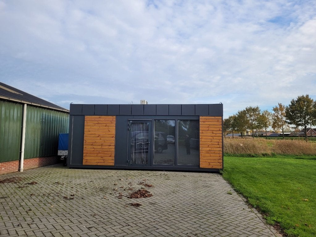 Moderne kantoorunit met airco, Ophalen