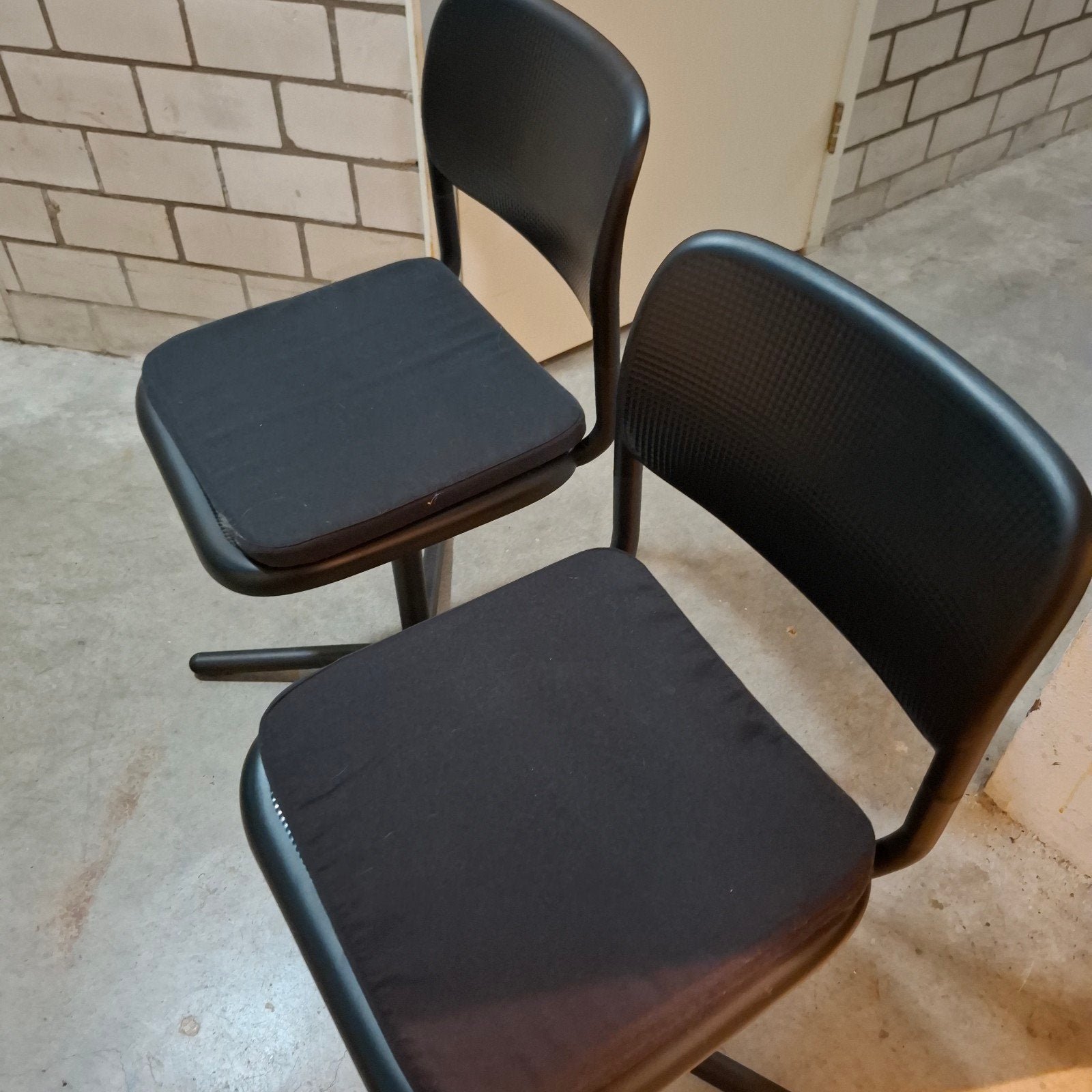 Twee zwarte bureaustoelen met draaivoet kan per stuk., Ophalen, Gebruikt, Twee, Stof