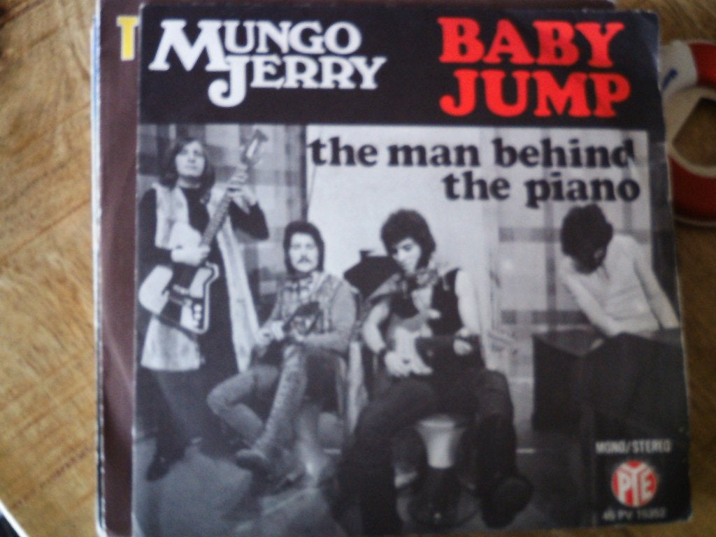 Mungo Jerry - Baby Jump / The Man Behind The Piano 9s, Beschermende buitenhoes, 7 inch, Ophalen of Verzenden, Zo goed als nieuw