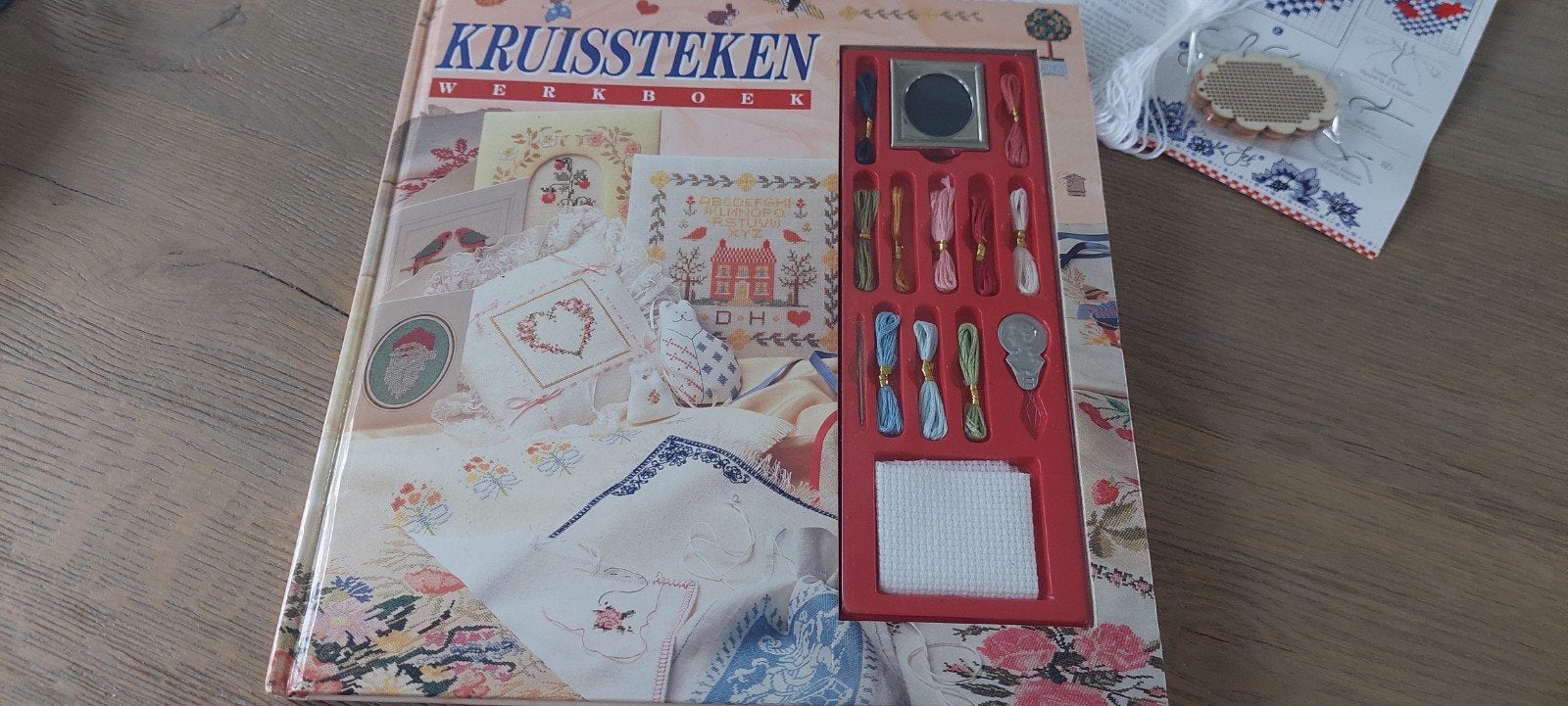 HET KRUISSTEKEN WERKBOEK met inhoud + patroon +letter boekje, Ophalen of Verzenden, Zo goed als nieuw, Handborduren, Borduurpakket