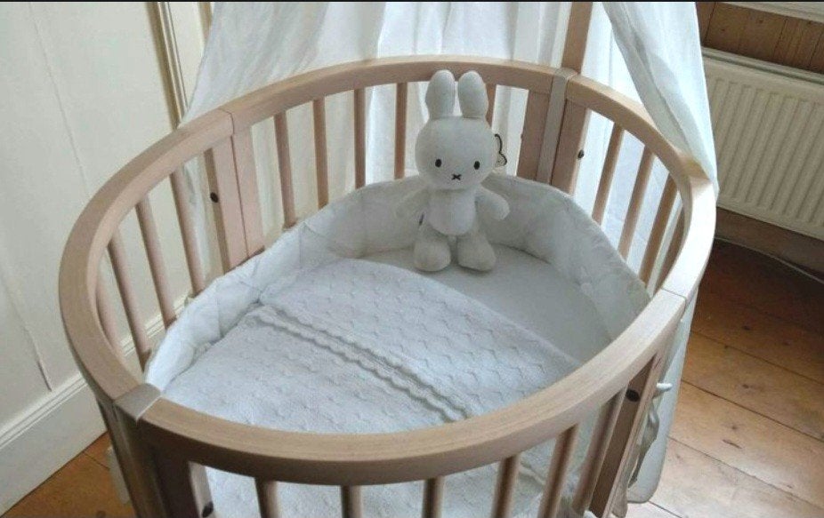 Bedomrander, bumper, hoofdbeschermer Stokke Sleepi Mini Wieg, Ophalen, Jongetje of Meisje, Wit, Zo goed als nieuw