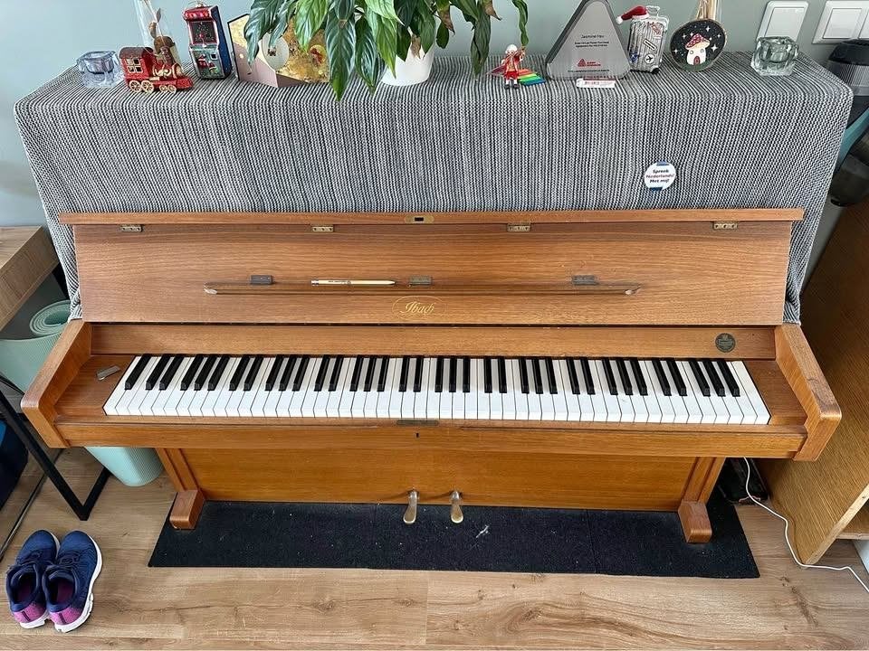 Goed onderhouden piano - Te koop wegens verhuizing, Muziek en Instrumenten, Piano's, Ophalen, Zo goed als nieuw, Bruin, Piano