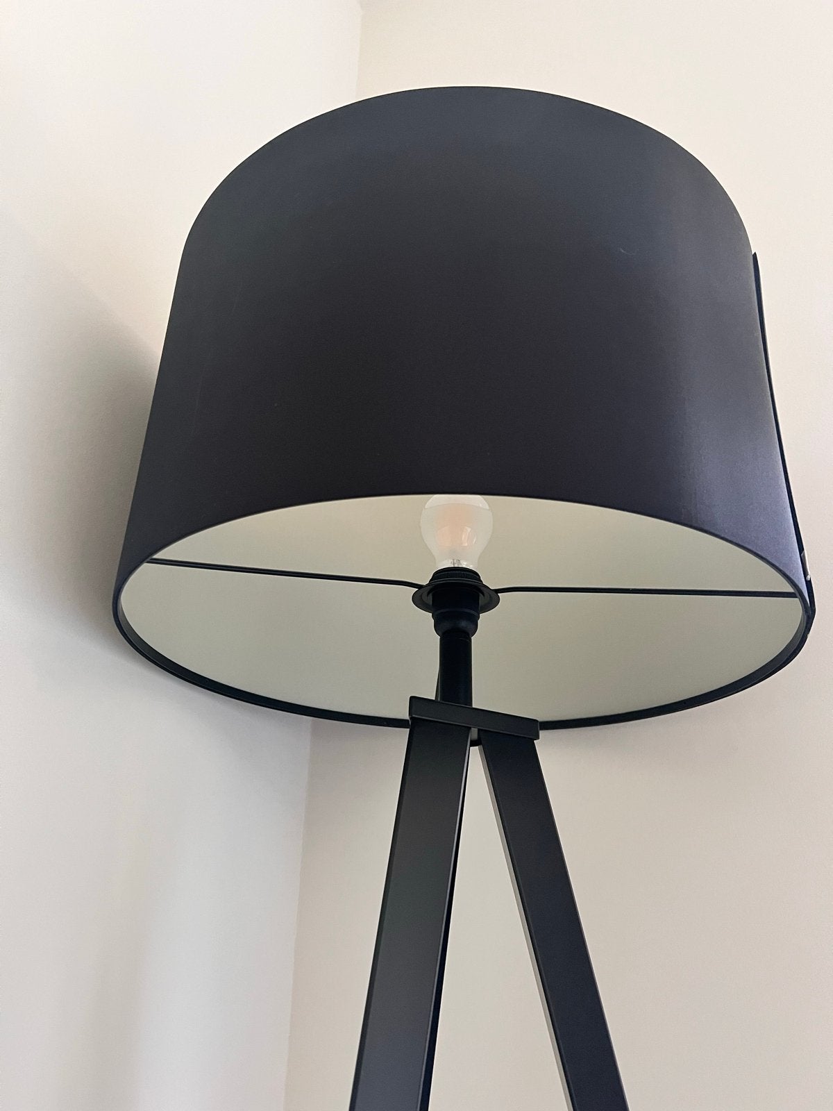Zwarte vloerlamp met stoffen kap - driepoot design, Ophalen, E27 (groot), Zo goed als nieuw, Metaal
