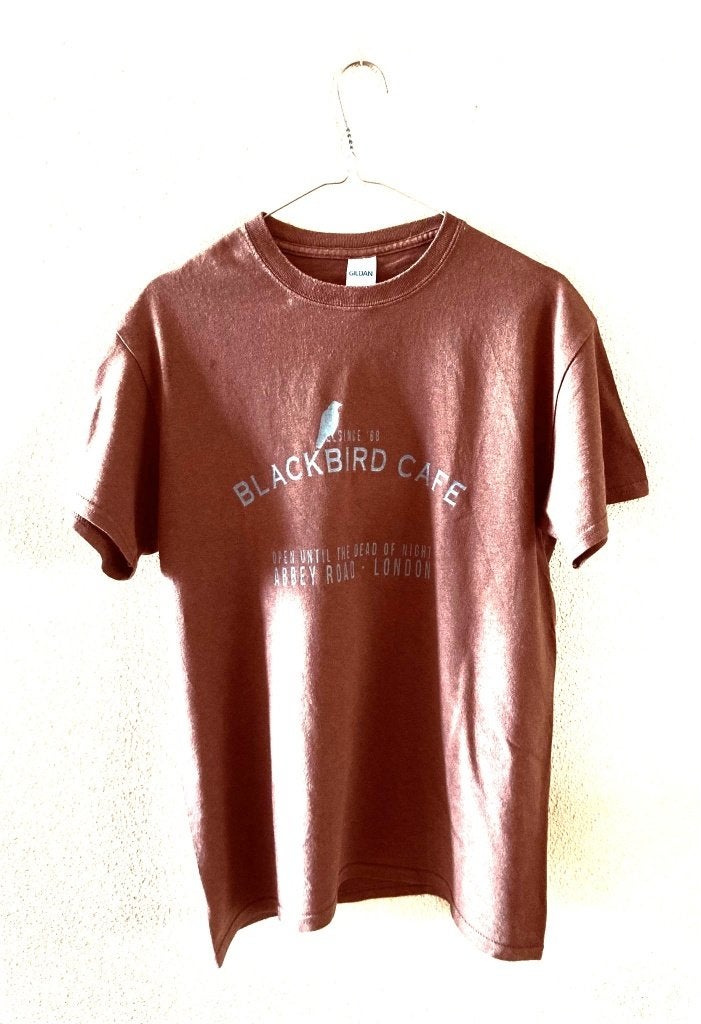Blackbird Cafe - Beatles Inspired T-Shirt, Bruin, Gedragen, Gildan, Verzenden