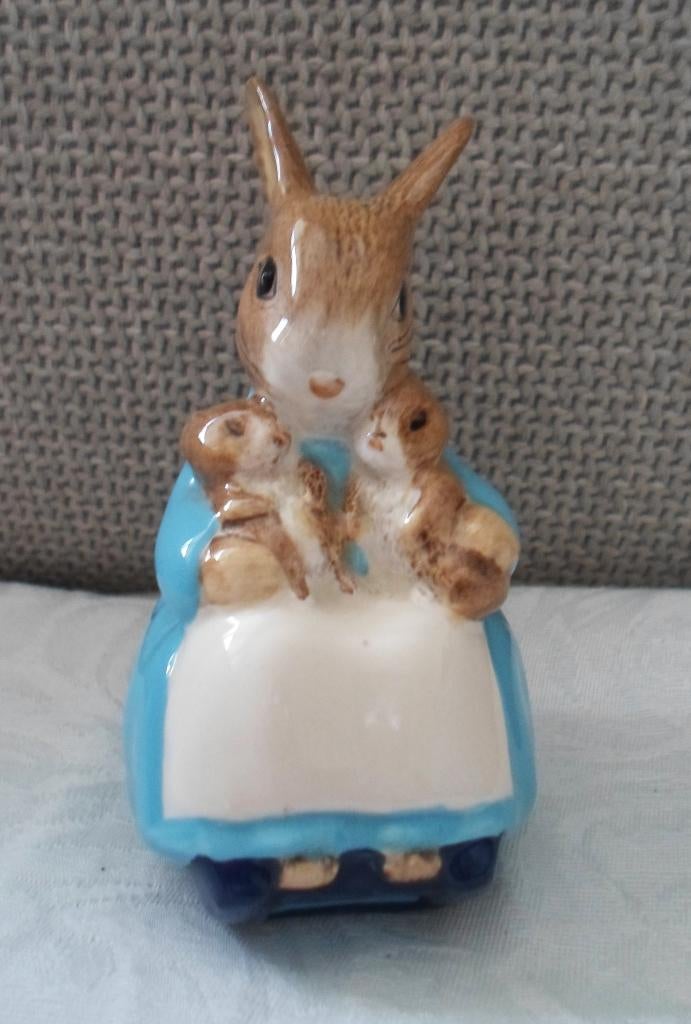 Beatrix Potter. Beeldje. Mrs. Rabbit en Bunnies. 1976., Verzamelen, Beelden en Beeldjes, Zo goed als nieuw, Dier, Ophalen of Verzenden