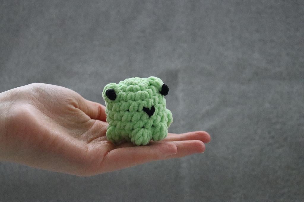 Kikker – zelfgehaakte knuffel / sleutelhanger, Hobby en Vrije tijd, Breien en Haken, Ophalen of Verzenden, Nieuw, Haken, Overige typen