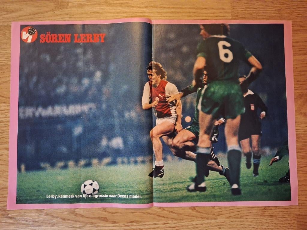 Oude poster Søren Lerby - Ajax - Jaren 70, Ophalen of Verzenden, Zo goed als nieuw, Ajax, Poster, Plaatje of Sticker