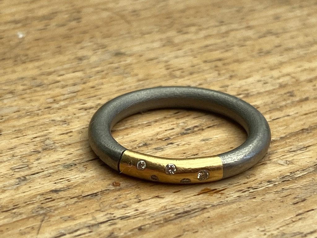 Ring titanium geelgoud 5 briljantjes, Sieraden, Tassen en Uiterlijk, Ringen, Ophalen, Zo goed als nieuw, 17 tot 18, Met edelsteen