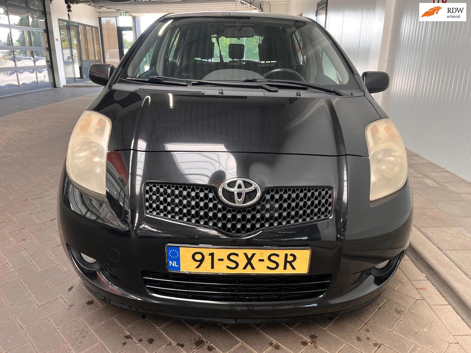 Toyota Yaris 1.3 VVTi Luna MMT, 750 kg, 4 cilinders, Zwart, Origineel Nederlands