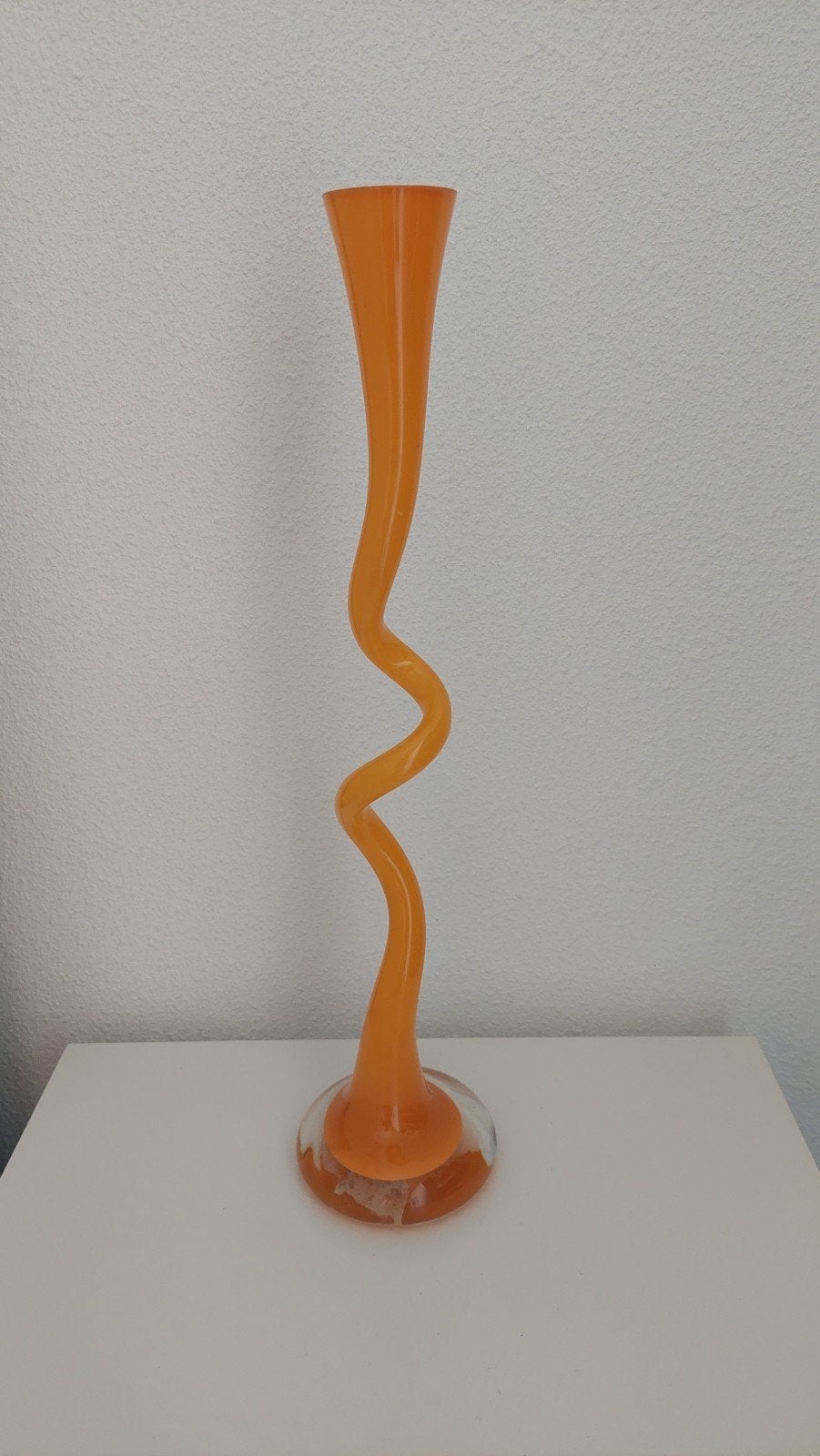 Oranje Xenos vaas, decoratieve spiraalvormige vaas, Huis en Inrichting, Woonaccessoires | Vazen, 50 tot 75 cm, Oranje, Ophalen of Verzenden