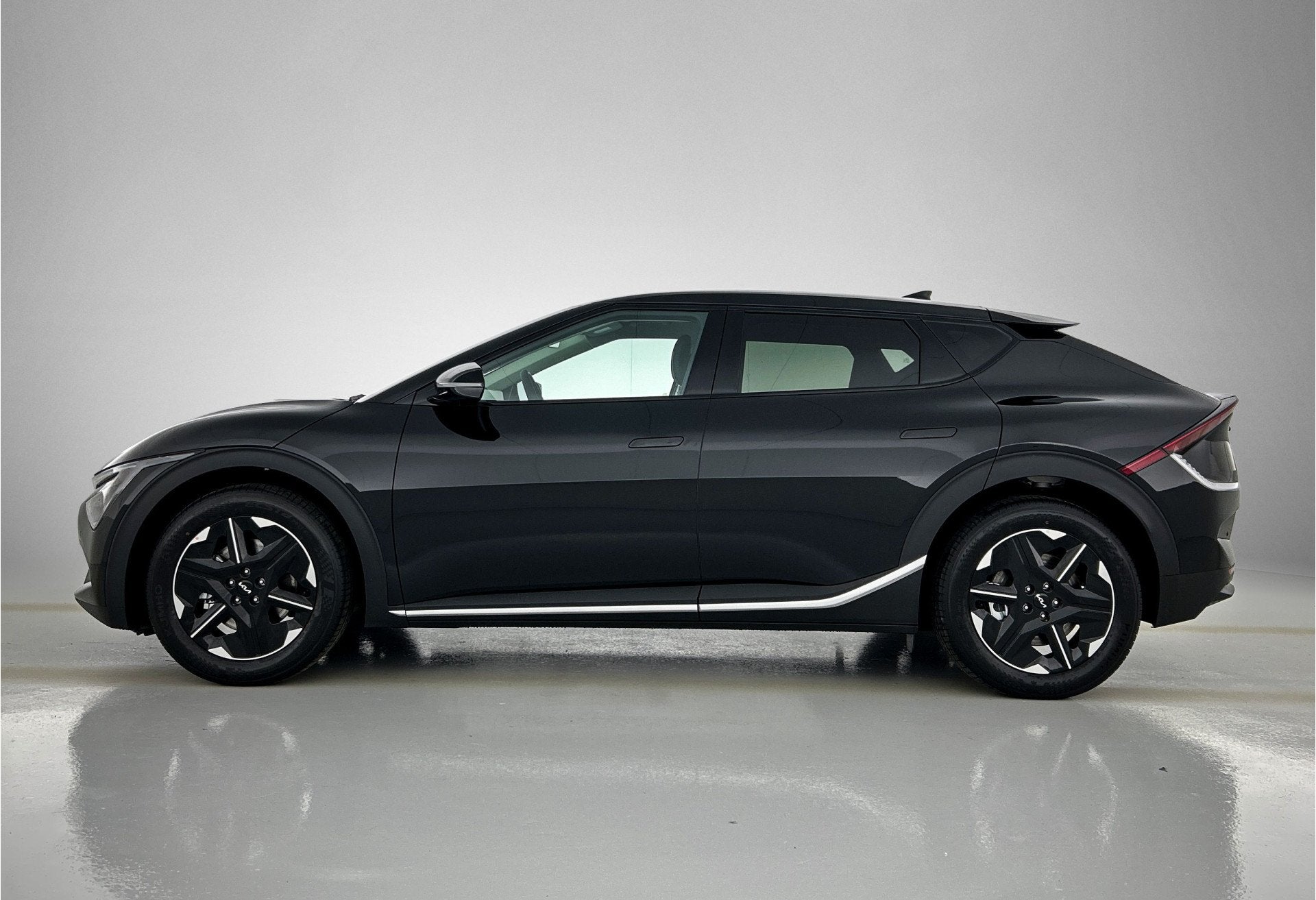 De prijs van deze KIA EV6 is op basis van een inruilvoordeel, Auto's, Automaat, 12 maanden, Achterwielaandrijving, Zwart