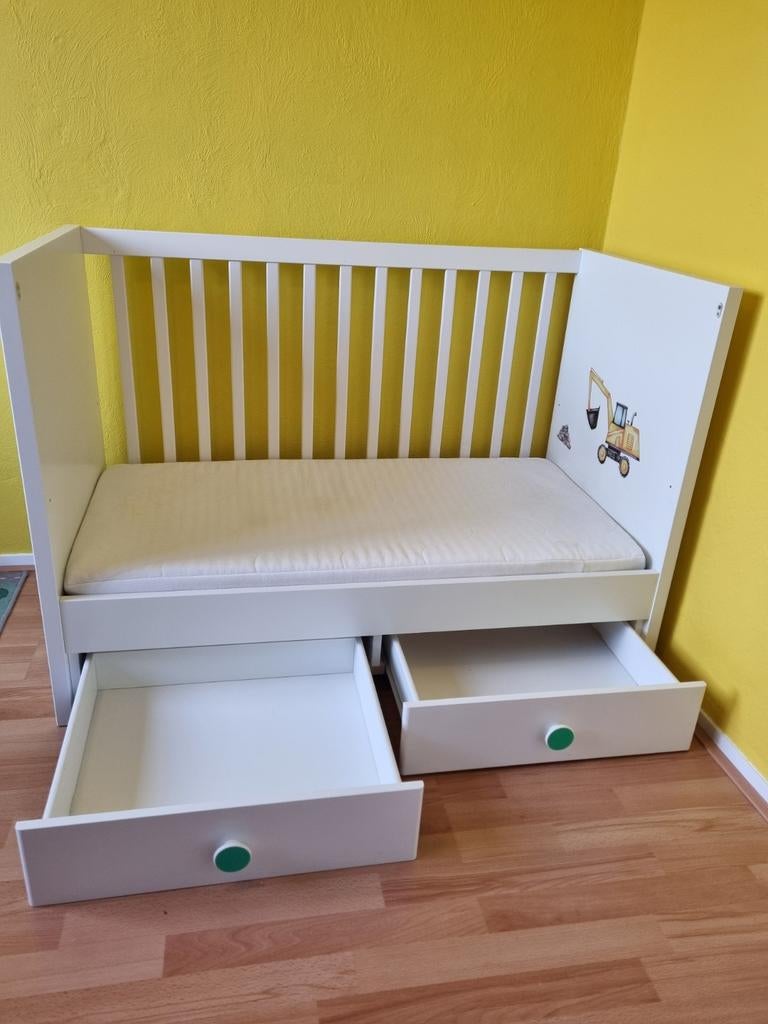 IKEA (STUVA) ledikant met lades en graafmachine sticker, Kinderen en Baby's, Ophalen, Gebruikt, Minder dan 140 cm, Matras
