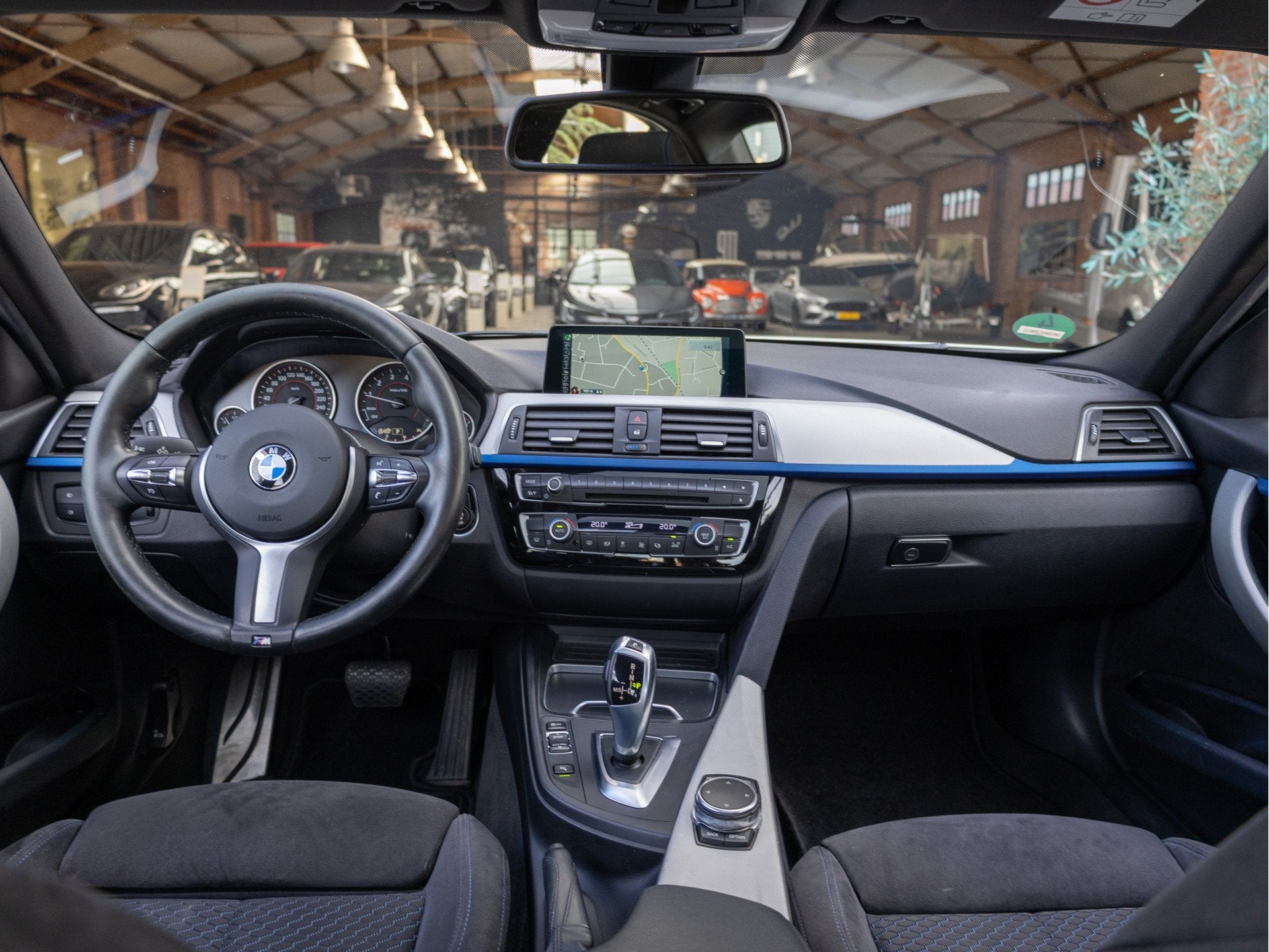 BMW 3 Serie 318i M Sport *Schuif/Kantel | Alcantara | LED |, Automaat, Gebruikt, Alcantara, Wit