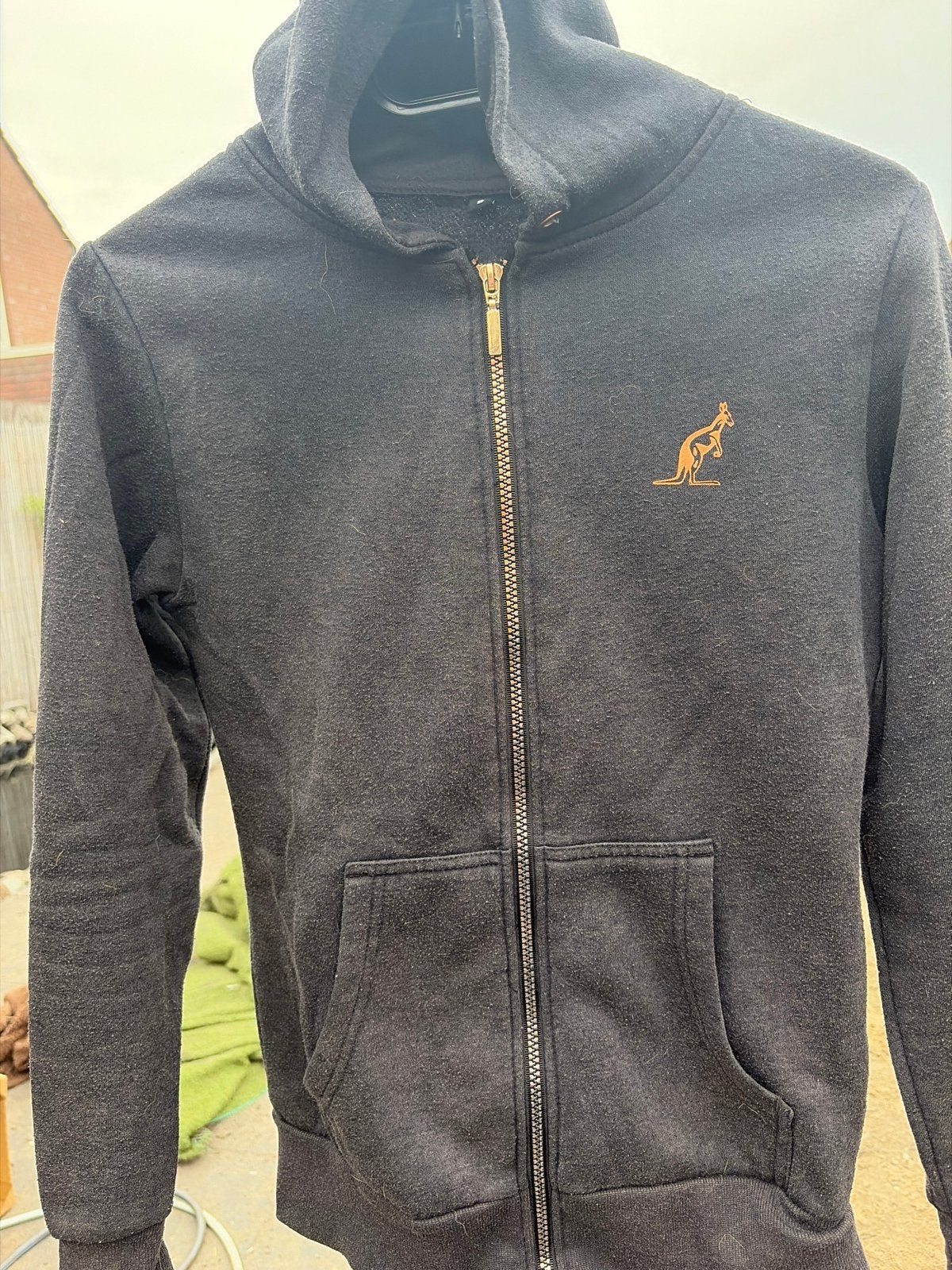 Zwarte hoodie met kangoeroe-logo - Maat S austrailian, Verzenden, Gedragen, Maat 46 (S) of kleiner, Zwart