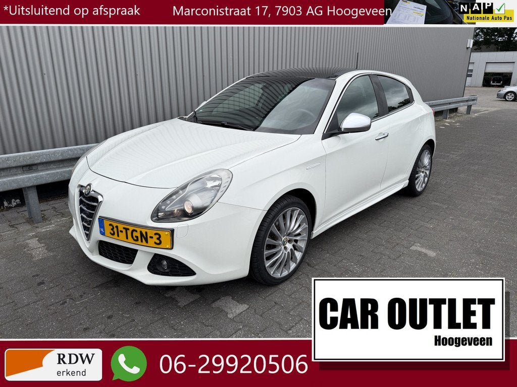 Alfa Romeo Giulietta 1.4 T Distinctive Pano AUTOMAAT LM Navi, Auto's, Alfa Romeo, Euro 5, Zwart, 4 cilinders, Wit