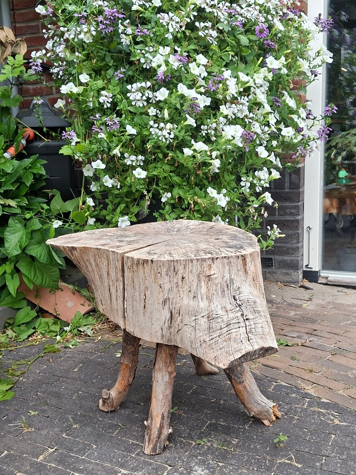 Unieke handgemaakte houten tafel van boomstam met 3 poten, Tuin en Terras, Ophalen, Gebruikt, Rechthoekig, Hout