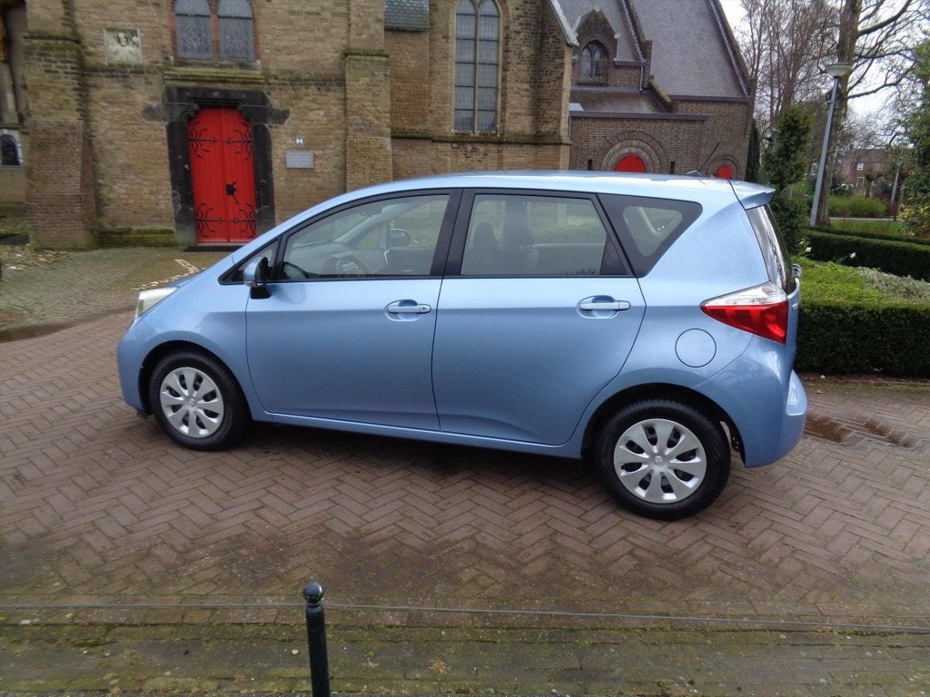 Toyota Verso-S 1.3 VVT-i 99pk CVT Dynamic bij Toyota special, Auto's, Gebruikt, Blauw, Bedrijf, 99 pk